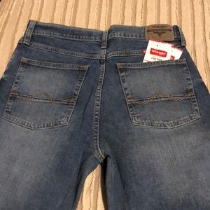 NWT wrangler relaxed boot jeans size 30/32